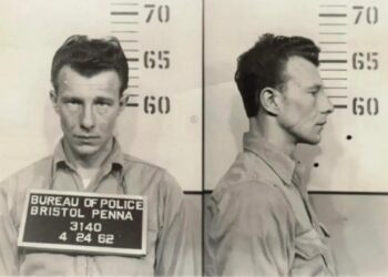 Fotografía policial de un hombre con el pelo despeinado, mirando hacia adelante y de perfil, tomada por la Oficina de Policía de Bristol Penna el 24 de abril de 1962.