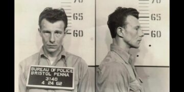 Fotografía policial de un hombre con el pelo despeinado, mirando hacia adelante y de perfil, tomada por la Oficina de Policía de Bristol Penna el 24 de abril de 1962.