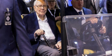 Berkshire Hathaway de Warren Buffett informa un saldo de efectivo récord de más de 380 mil millones de dólares