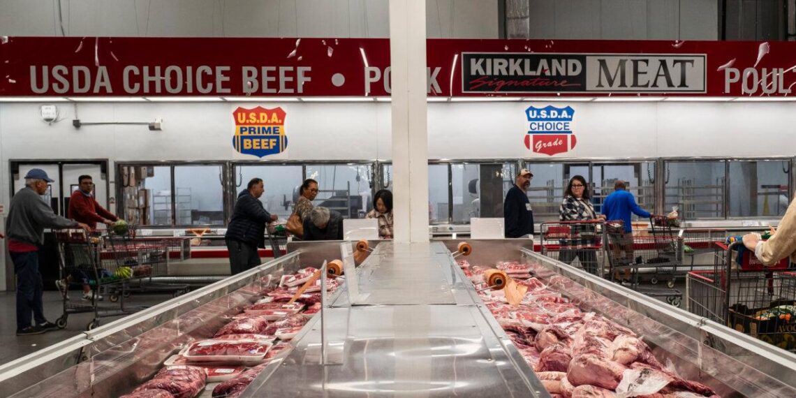 La gente compra en una tienda de comestibles en Elkridge, Maryland, el 24 de octubre de 2025. (Madalina Kilroy/La Gran Época)