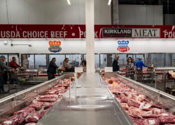 La gente compra en una tienda de comestibles en Elkridge, Maryland, el 24 de octubre de 2025. (Madalina Kilroy/La Gran Época)