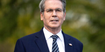 Bessent sugiere que Estados Unidos ya está en recesión inmobiliaria y pide tasas de interés más bajas