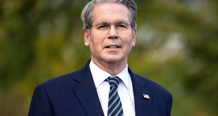 Bessent sugiere que Estados Unidos ya está en recesión inmobiliaria y pide tasas de interés más bajas