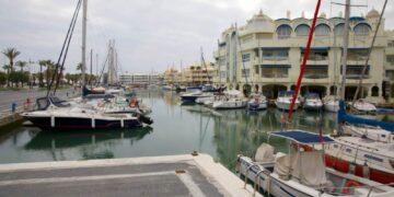 Un collage de imágenes que contiene 1 imágenes, la Imagen 1 muestra **COPIA COMPLETA POR GERARD COUZENS.-TEL: +34 659 567 821**.Un hombre BRITÁNICO ha sido encontrado muerto en un puerto deportivo de la Costa del Sol