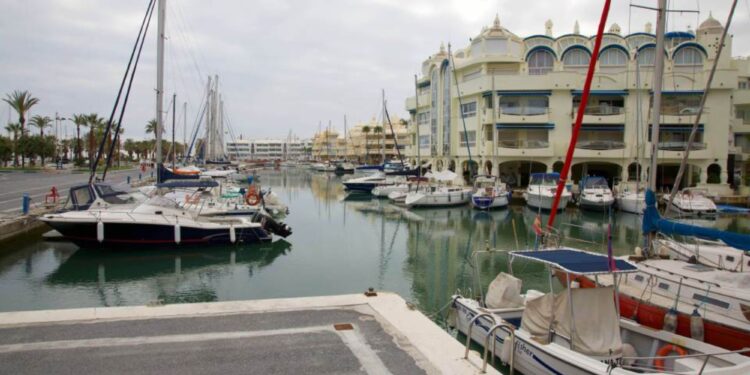 Un collage de imágenes que contiene 1 imágenes, la Imagen 1 muestra **COPIA COMPLETA POR GERARD COUZENS.-TEL: +34 659 567 821**.Un hombre BRITÁNICO ha sido encontrado muerto en un puerto deportivo de la Costa del Sol