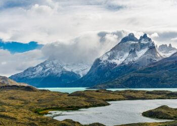 Un collage de imágenes que contiene 1 imágenes. La imagen 1 muestra montañas cubiertas de nieve parcialmente cubiertas por nubes y niebla, con agua turquesa en primer plano en el Parque Nacional Torres del Paine, Patagonia, Chile.