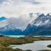 Un collage de imágenes que contiene 1 imágenes. La imagen 1 muestra montañas cubiertas de nieve parcialmente cubiertas por nubes y niebla, con agua turquesa en primer plano en el Parque Nacional Torres del Paine, Patagonia, Chile.