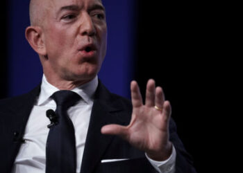 El director ejecutivo de Amazon, Jeff Bezos, fundador de la empresa espacial Blue Origin y propietario de The Washington Post, participa en un evento organizado por la Asociación de la Fuerza Aérea el 19 de septiembre de 2018 en National Harbor, Maryland.