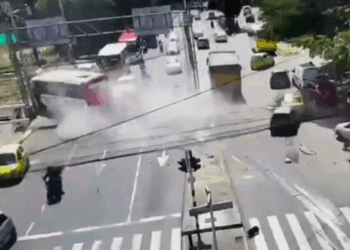 Caos cuando un camión volquete fuera de control con una carga completa de 17 toneladas y sin frenos choca contra 12 automóviles y hace que un autobús se salga de la carretera