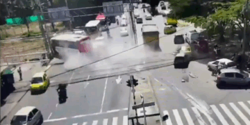 Caos cuando un camión volquete fuera de control con una carga completa de 17 toneladas y sin frenos choca contra 12 automóviles y hace que un autobús se salga de la carretera