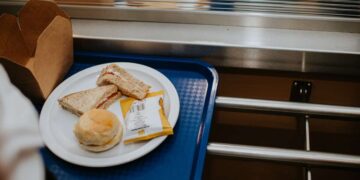 Colorado aprueba medidas para alimentar a todos los niños de las escuelas públicas gravando a los ricos