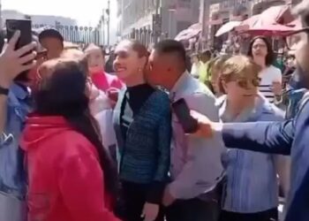 Conmoción momento presidenta mexicana 'es MANOZADAS' por hombre que también intenta besarla