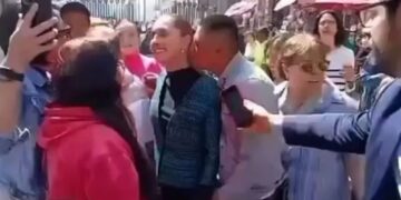 Conmoción momento presidenta mexicana 'es MANOZADAS' por hombre que también intenta besarla