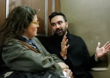 Zohran Mamdani responde preguntas durante una entrevista en el metro con LA CIUDAD el 3 de noviembre de 2025.