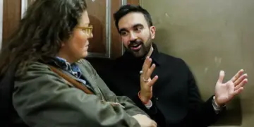 Zohran Mamdani responde preguntas durante una entrevista en el metro con LA CIUDAD el 3 de noviembre de 2025.