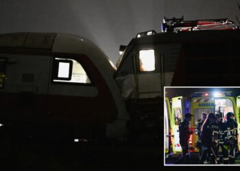 Un collage de imágenes que contiene 2 imágenes. La imagen 1 muestra dos trenes involucrados en una colisión nocturna en Pezinok, Eslovaquia. La imagen 2 muestra a los socorristas junto a las ambulancias en el lugar de una colisión de trenes en Pezinok, Eslovaquia.