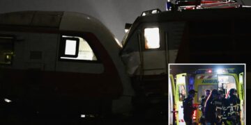 Un collage de imágenes que contiene 2 imágenes. La imagen 1 muestra dos trenes involucrados en una colisión nocturna en Pezinok, Eslovaquia. La imagen 2 muestra a los socorristas junto a las ambulancias en el lugar de una colisión de trenes en Pezinok, Eslovaquia.