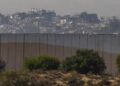 El horizonte de la ciudad de Beit Lahia, Gaza, se ve desde el otro lado del muro fronterizo israelí, el 19 de noviembre de 2025. (John Fredricks/The Epoch Times)