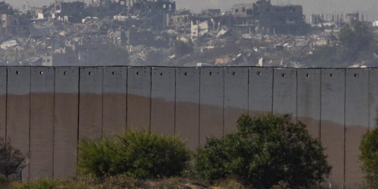 El horizonte de la ciudad de Beit Lahia, Gaza, se ve desde el otro lado del muro fronterizo israelí, el 19 de noviembre de 2025. (John Fredricks/The Epoch Times)
