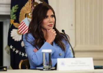 La Secretaria de Seguridad Nacional de los Estados Unidos, Kristi Noem, escucha a los oradores durante una mesa redonda en el Comedor Estatal de la Casa Blanca el 8 de octubre de 2025 en Washington, DC. La administración de Trump celebró la mesa redonda para discutir el movimiento antifascista después de firmar una orden ejecutiva que lo designa como una “organización terrorista nacional”.