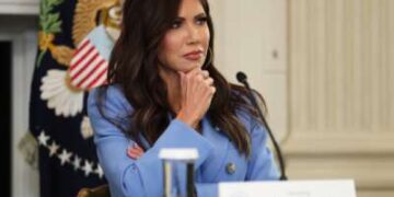 La Secretaria de Seguridad Nacional de los Estados Unidos, Kristi Noem, escucha a los oradores durante una mesa redonda en el Comedor Estatal de la Casa Blanca el 8 de octubre de 2025 en Washington, DC. La administración de Trump celebró la mesa redonda para discutir el movimiento antifascista después de firmar una orden ejecutiva que lo designa como una “organización terrorista nacional”.