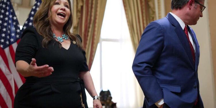 Después de un retraso de 50 días, la primera acción de Grijalva en el Congreso es provocar el voto de Epstein