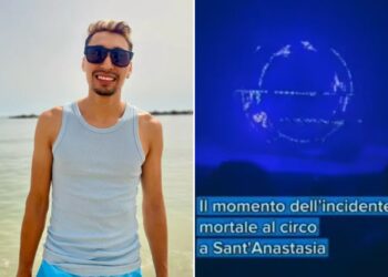 Un collage de imágenes que contiene 2 imágenes. La imagen 1 muestra a un hombre vestido con una camiseta sin mangas azul claro y pantalones cortos azules parado en aguas poco profundas en la playa. La imagen 2 muestra una pantalla azul que muestra un gráfico circular con fallas y texto. "El momento del incidente mortal en el circo de Sant'Anastasia" (El momento del fatal accidente en el circo de Sant'Anastasia)
