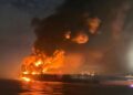Dos petroleros de la flota rusa en la sombra 'comienzan a hundirse' en el mar después de ser 'golpeados por drones' mientras la tripulación era evacuada