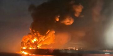 Dos petroleros de la flota rusa en la sombra 'comienzan a hundirse' en el mar después de ser 'golpeados por drones' mientras la tripulación era evacuada