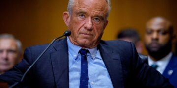 El HHS reunió a activistas anti-trans en un informe que socava la atención de afirmación de género