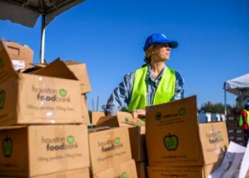 Un voluntario prepara cajas de comida en el NRG Stadium de Houston el 1 de noviembre de 2025. (Mark Felix/AFP vía Getty Images)