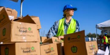 Un voluntario prepara cajas de comida en el NRG Stadium de Houston el 1 de noviembre de 2025. (Mark Felix/AFP vía Getty Images)
