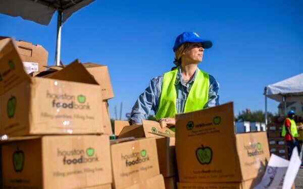 Un voluntario prepara cajas de comida en el NRG Stadium de Houston el 1 de noviembre de 2025. (Mark Felix/AFP vía Getty Images)