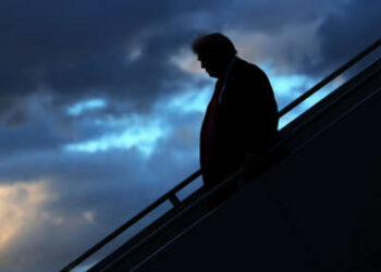 El presidente Donald Trump baja las escaleras del Air Force One después de aterrizar en el Aeropuerto Internacional de West Palm Beach el 17 de octubre de 2025, en West Palm Beach, Florida.