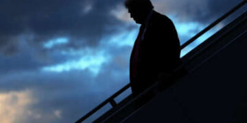 El presidente Donald Trump baja las escaleras del Air Force One después de aterrizar en el Aeropuerto Internacional de West Palm Beach el 17 de octubre de 2025, en West Palm Beach, Florida.