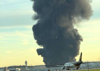 Esta foto proporcionada por Brad Harvey muestra un humo negro y espeso que se eleva después de los informes de un accidente aéreo cerca del Aeropuerto Internacional de Louisville en Louisville, Kentucky, el 4 de noviembre de 2025. (Brad Harvey vía AP)
