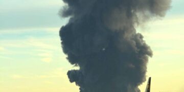 Esta foto proporcionada por Brad Harvey muestra un humo negro y espeso que se eleva después de los informes de un accidente aéreo cerca del Aeropuerto Internacional de Louisville en Louisville, Kentucky, el 4 de noviembre de 2025. (Brad Harvey vía AP)
