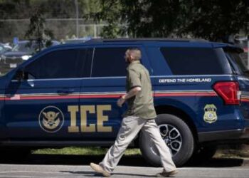 Un vehículo de ICE se encuentra cerca del complejo de la cárcel y el juzgado del condado de Cook el 8 de septiembre de 2025, en Chicago, Illinois.