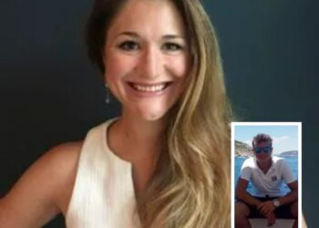 Un collage de imágenes que contiene 2 imágenes. La imagen 1 muestra una foto de la cabeza de una mujer sonriente con cabello largo y castaño y una blusa blanca. La imagen 2 muestra a un joven con una camisa polo blanca y gafas de sol sentado en un bote con el mar y la tierra distante detrás de él.