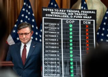El presidente de la Cámara de Representantes, Mike Johnson (R-La.), escucha durante una conferencia de prensa el día 29 del cierre del gobierno en Washington el 29 de octubre de 2025. (Madalina Kilroy/The Epoch Times)