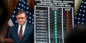 El presidente de la Cámara de Representantes, Mike Johnson (R-La.), escucha durante una conferencia de prensa el día 29 del cierre del gobierno en Washington el 29 de octubre de 2025. (Madalina Kilroy/The Epoch Times)