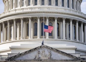 El gobierno de Trump señala que es posible que no pague a los trabajadores despedidos una vez que finalice el cierre