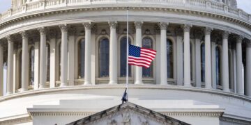 El gobierno de Trump señala que es posible que no pague a los trabajadores despedidos una vez que finalice el cierre