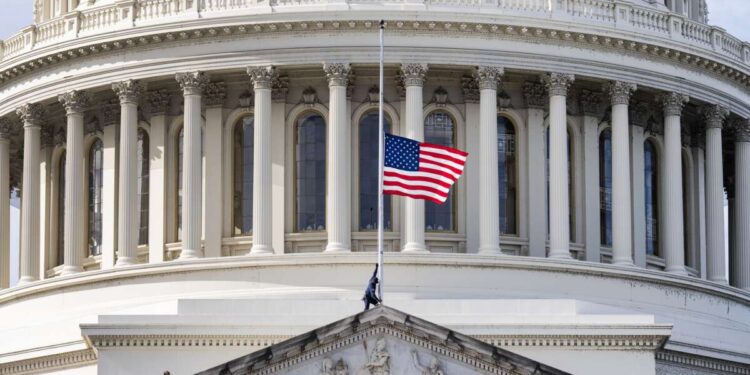 El gobierno de Trump señala que es posible que no pague a los trabajadores despedidos una vez que finalice el cierre