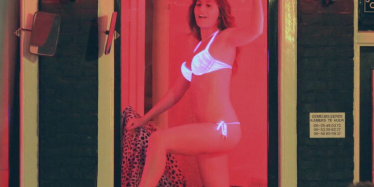 El horror de la prostitución legalizada en Holanda queda expuesto cuando las mujeres son asesinadas y viven como esclavas