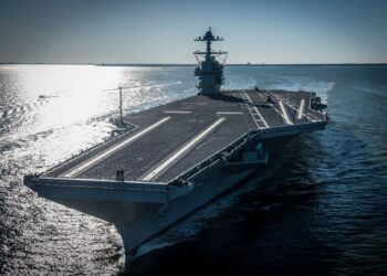 El USS Gerald R. Ford (CVN 78) se ve navegando por sus propios medios por primera vez en Newport News, Virginia, el 8 de abril de 2017. (Especialista en comunicación de masas 2nd Class Ridge Leoni/US Navy vía Getty Images)