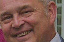 Foto de cabeza de un hombre sonriente.