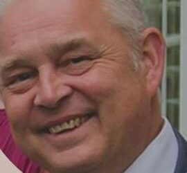 Foto de cabeza de un hombre sonriente.