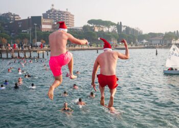 Un collage de imágenes que contiene 1 imagen. La imagen 1 muestra personas sumergiéndose en el agua mientras asisten a la 19.ª edición.