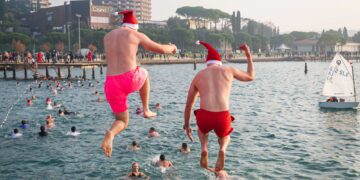 Un collage de imágenes que contiene 1 imagen. La imagen 1 muestra personas sumergiéndose en el agua mientras asisten a la 19.ª edición.